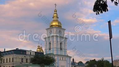 观金色的迈克尔大教堂钟楼.. 基辅